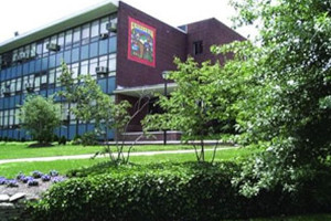 ELSティーネックの校舎は大学キャンパス内に立地しています。