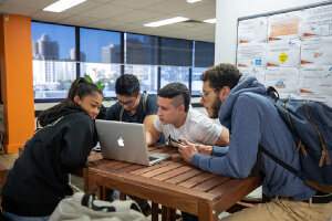 学生ラウンジで勉強