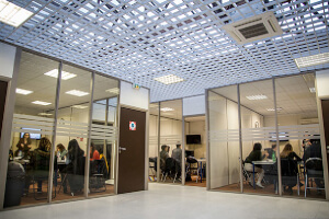 外からも見える教室