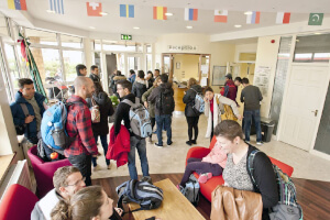 学校の受付は賑やか