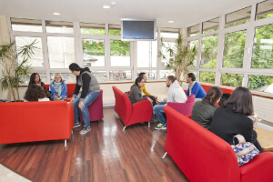 モダンな学生ラウンジ