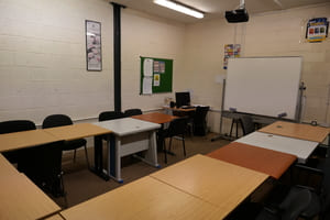 テーブル付きの教室