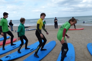 近くの海でサーフィンも