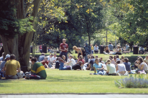 お昼時はアウトドアで学生が沢山