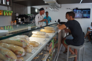 カフェテリアで談笑