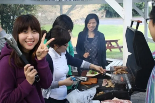 オークランド インスティチュート オブ スタディーズのBBQアクティビティ