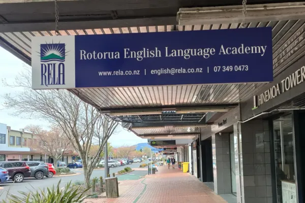 RELA ロトルアイングリッシュランゲージアカデミーの入口サイン