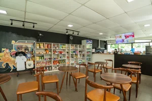 イングリッシュフェラ１のカフェと売店のテーブル席