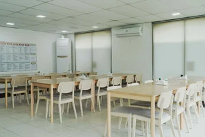 イングリッシュフェラ１の食堂のテーブル席