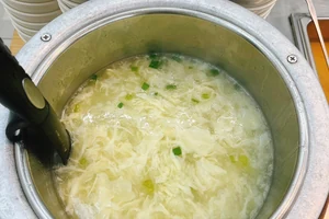 フィリンターアカデミーのビュッフェに並ぶ料理