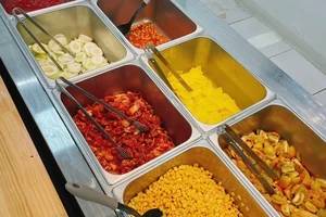 フィリンターアカデミーの料理カウンターとスタッフ