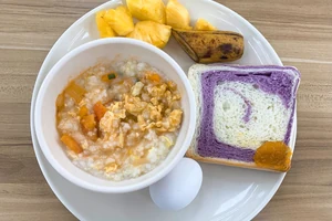 フィリンターアカデミーで盛り付けた食事とフルーツ