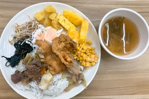 フィリンターアカデミーの肉料理と野菜を盛り付けたプレート