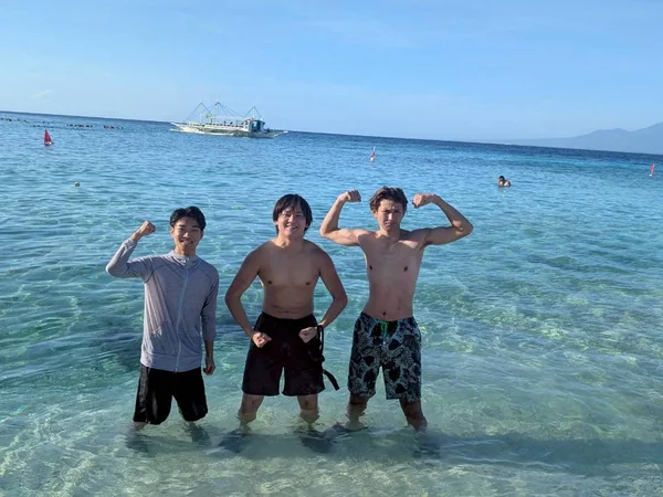 アイランドホッピングで海を楽しむ学生たち