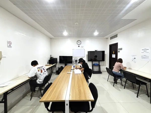 自習室で勉強する学生たち