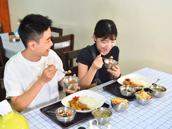 スターゲートの食堂で食事をする学生