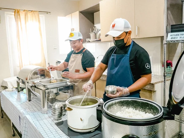 スターゲートの食事を準備するキッチンスタッフ