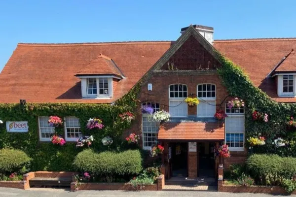 ビートランゲージセンターの花が可愛い時の校舎