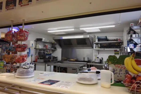 ビートランゲージセンターのカフェテリア受付