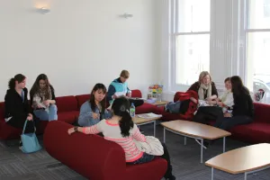 ELCブライトン生徒同士で交流中