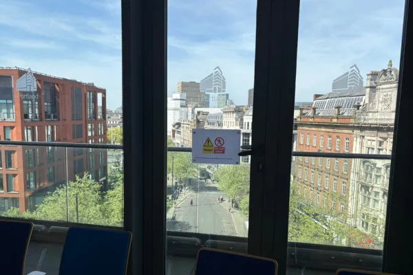 カプラン・マンチェスターの学校ビル入口