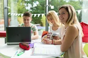 学生ラウンジで自習する生徒さん