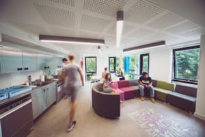学生寮の共同ルームは憩いの場です