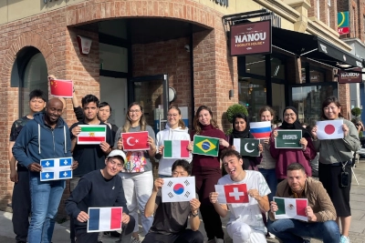 ナセルイングリッシュスクール・ロンドンの学校の前で記念撮影