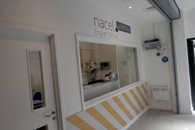 ナセルイングリッシュスクール・ロンドンの学校の受付