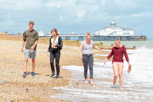 イーストボーンの海岸で