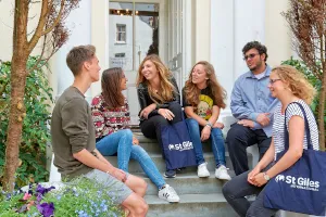 セントジャイルズ・イーストボーンおしゃべりを楽しむ生徒