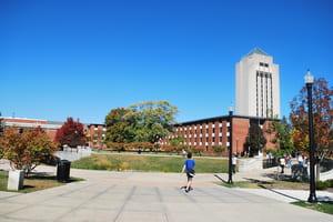 ノーザンイリノイ大学キャンパス内に立地しています。