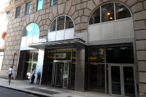 学校ビルの入り口