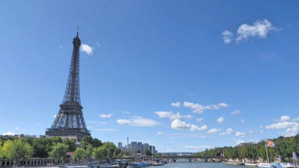 エッフェル塔はパリの有名観光名所です