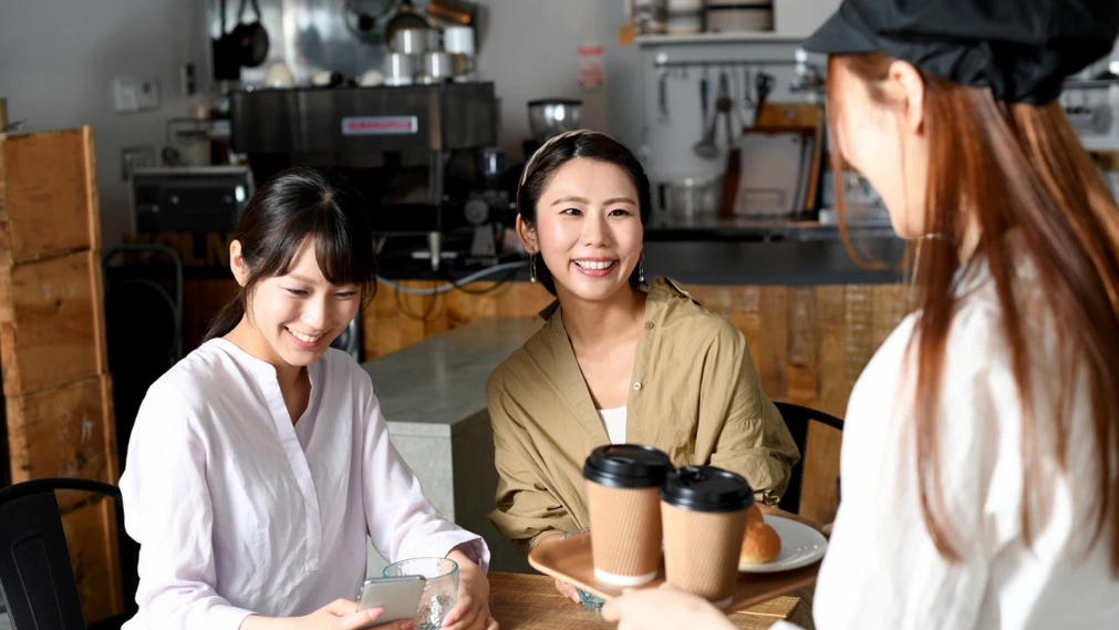 カフェで接客の様子