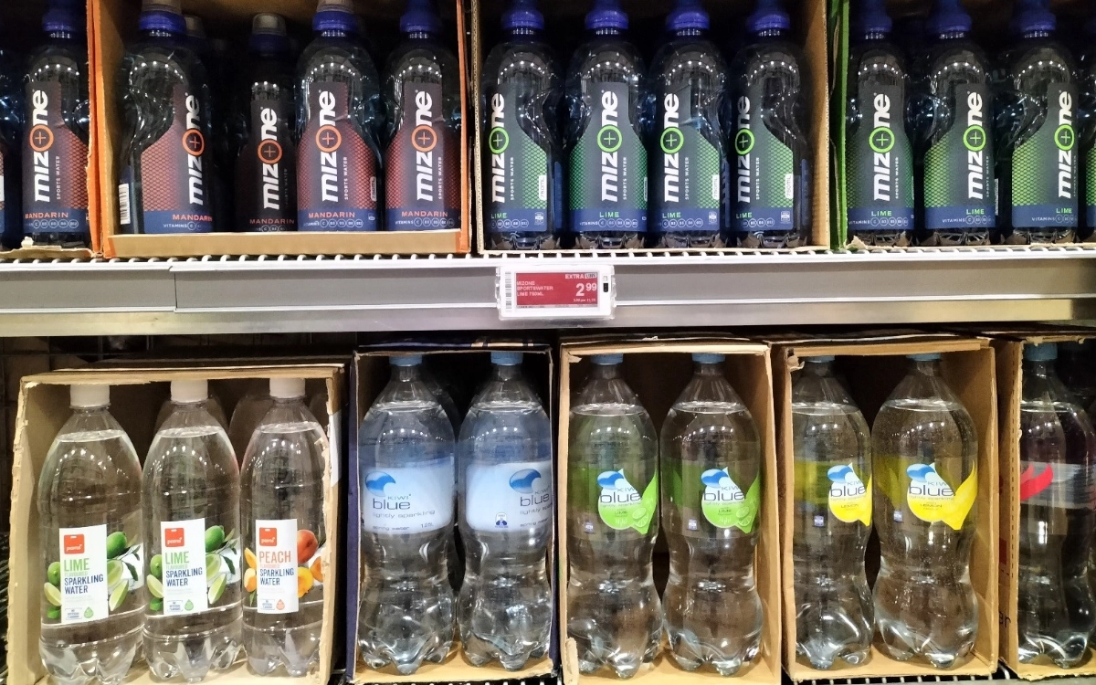 ニュージーランドのスーパーで売られる水
