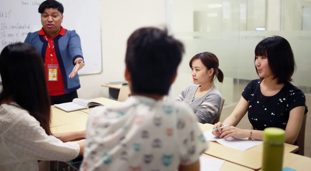 フィリピンの語学学校で行われる少人数グループレッスンの様子