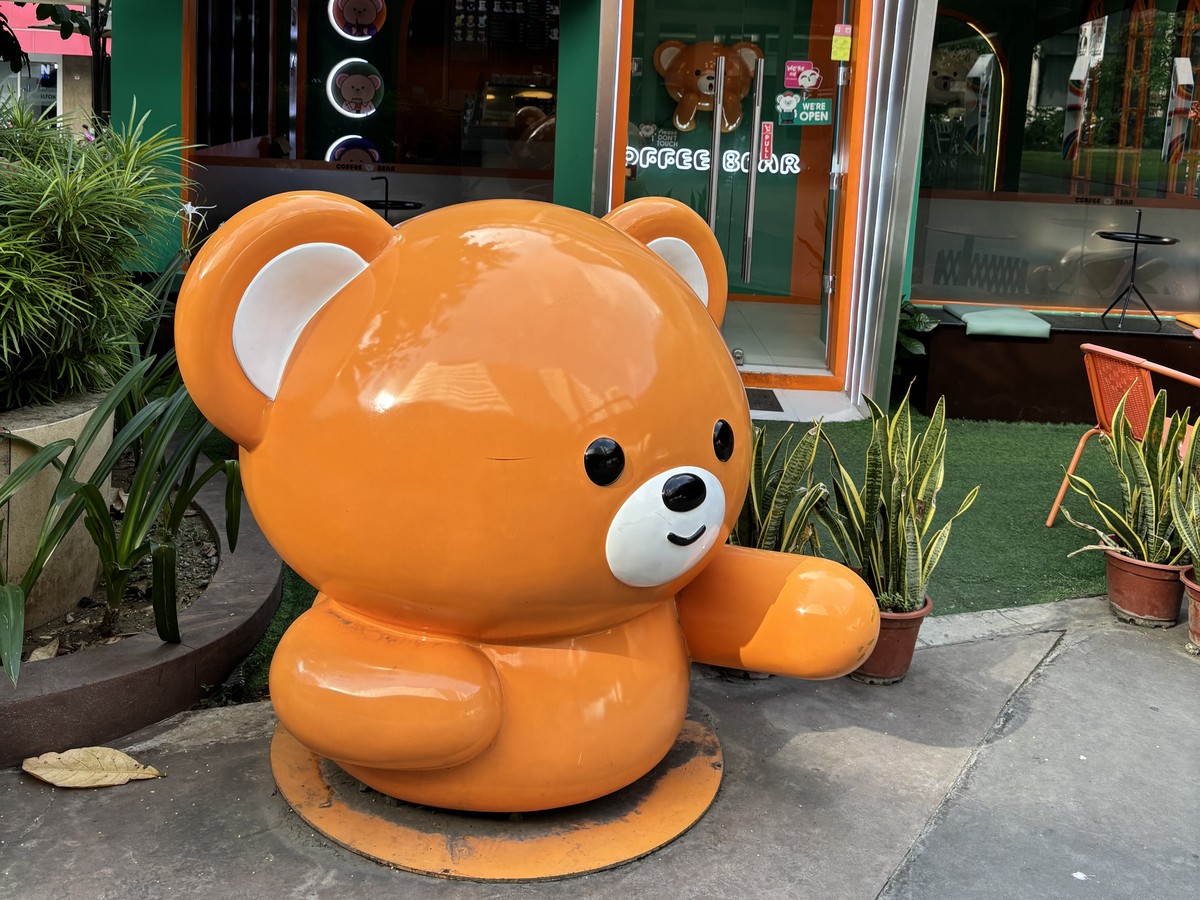 学校のすぐそばにあるカフェの店先とクマの置物