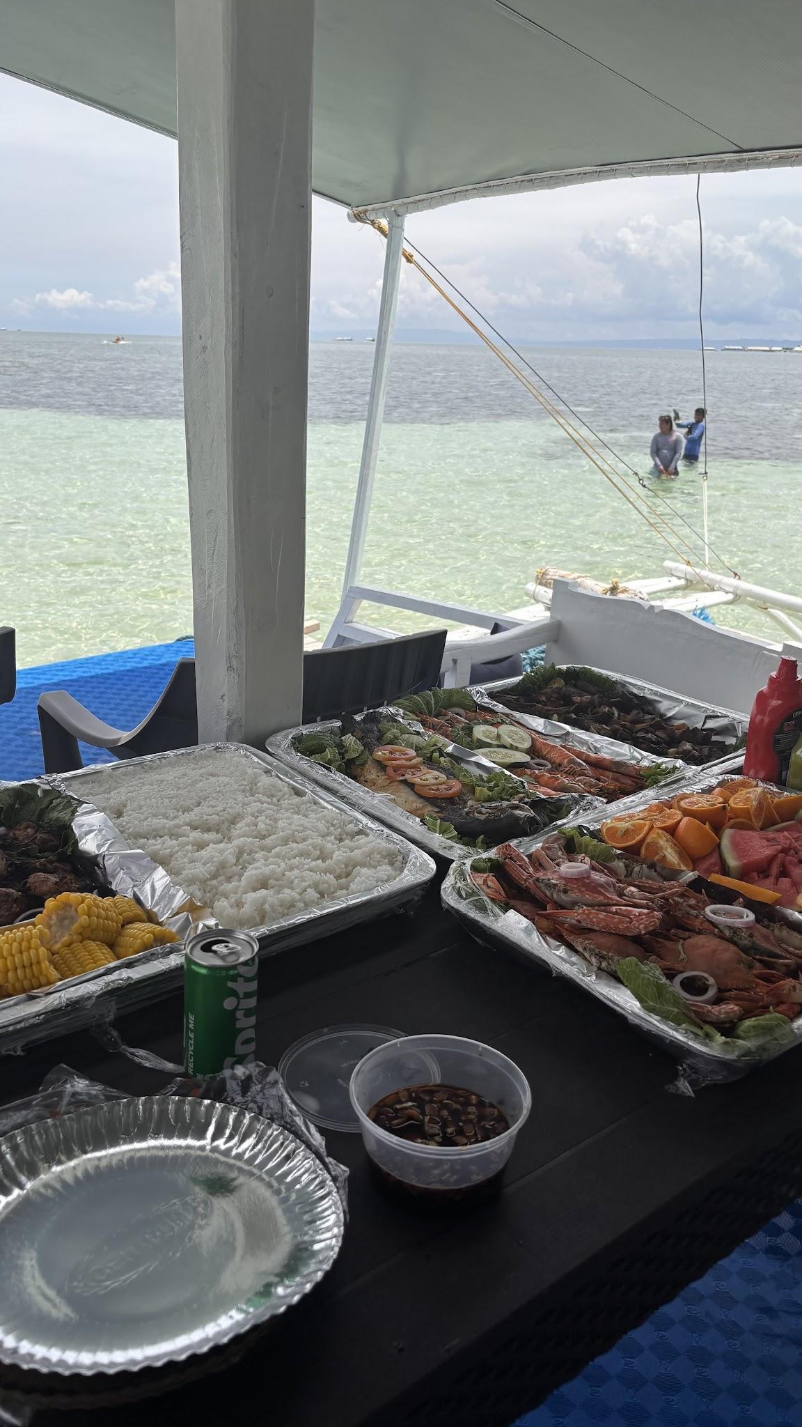 セブ島の海での食事