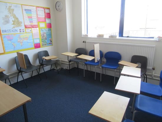 空き教室の様子での椅子とテーブル