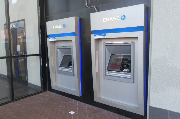 アメリカの銀行ATMでキャッシュも引き出せます