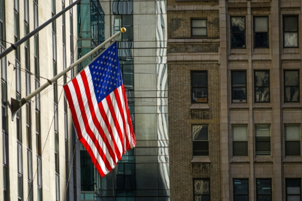 ビルに掛かるアメリカ国旗