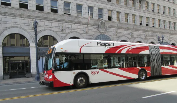 サンディエゴ市内を走るバス